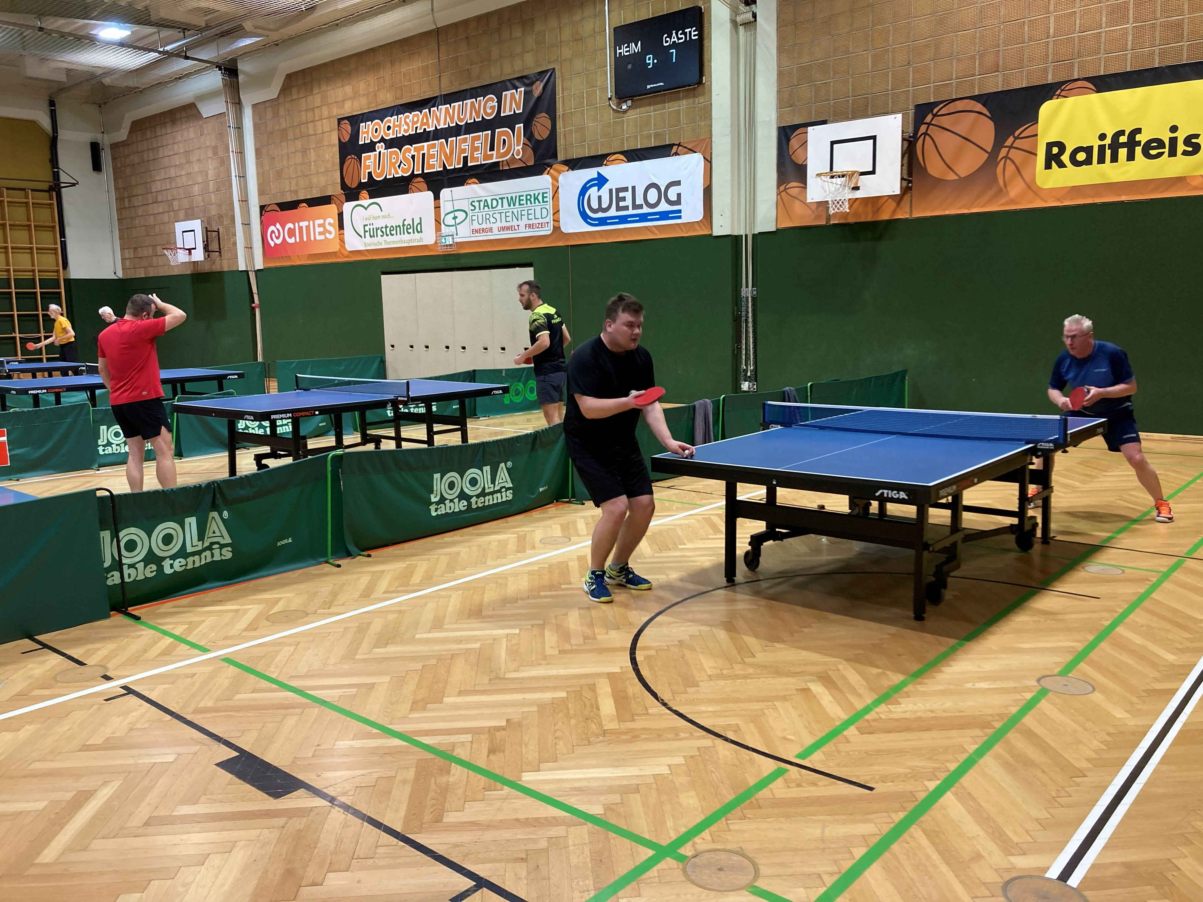 Im Vordergrund Stefan Schnecker gegen Hermann Wiesenhofer, im Hintergrund Jakob Rath gegen Christopher Gangl